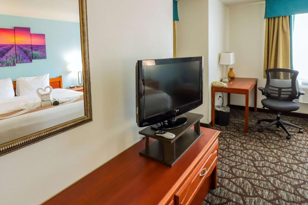 TV a/nebo společenská místnost v ubytování Quality Inn & Suites Sequim at Olympic National Park