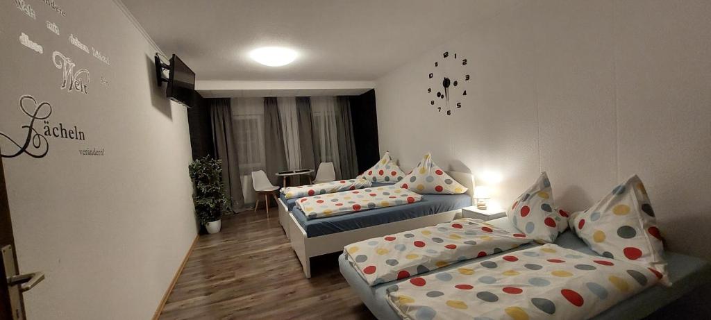 Postel nebo postele na pokoji v ubytování FeWo1&Frisch Renovierte Wohnung