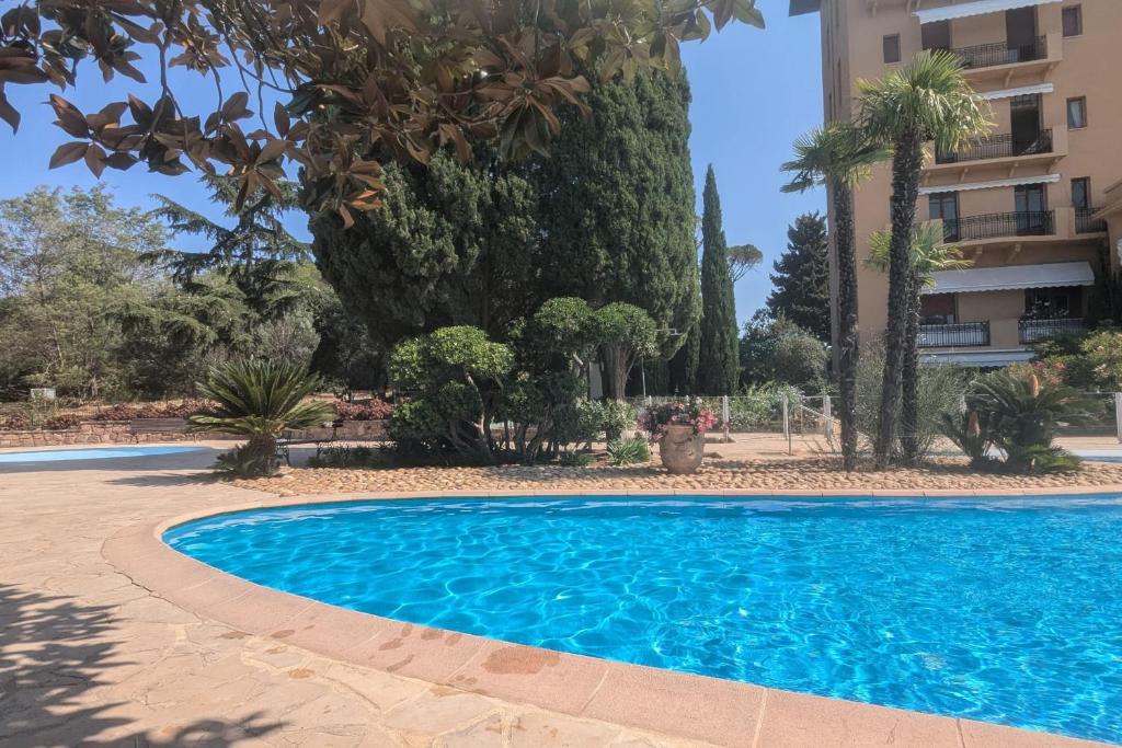 Photo de la galerie de l'établissement Pretty T5 with wifigarden and pool, à Saint-Raphaël