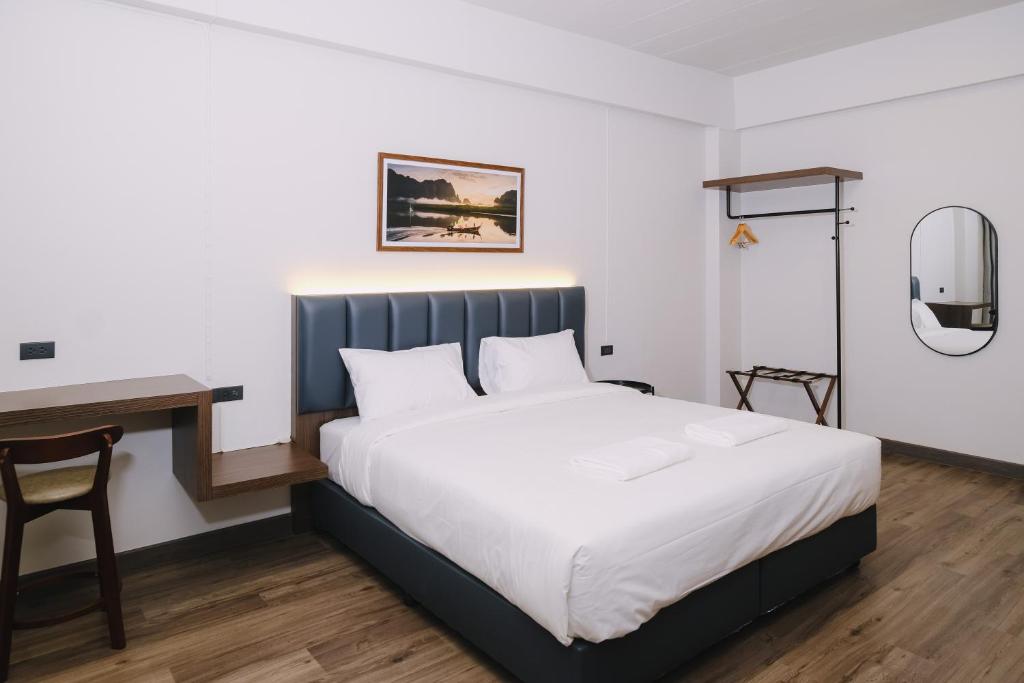 Postel nebo postele na pokoji v ubytování Raya Hotel Krabi
