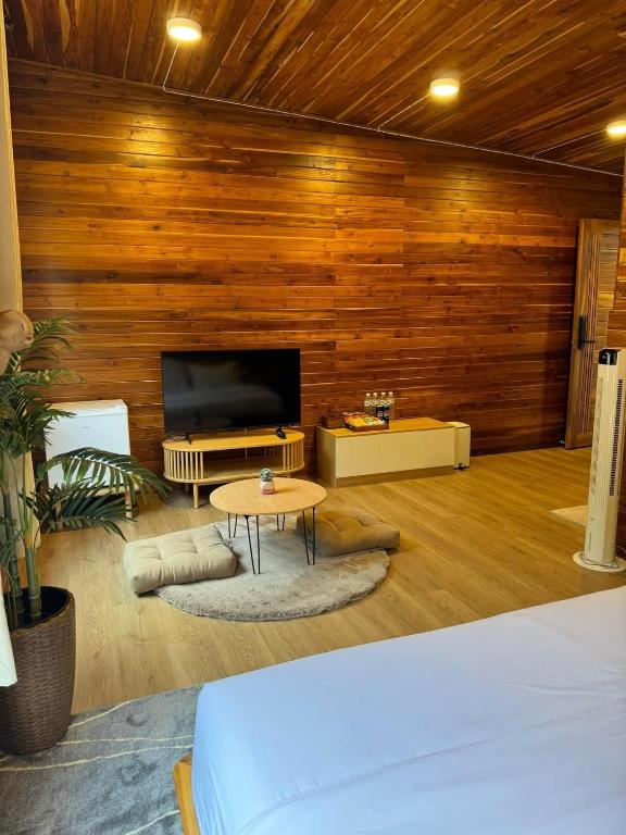 บ้านพักกึ๊ดเติง แม่กำปอง เชียงใหม่ - Room De Deluxe King