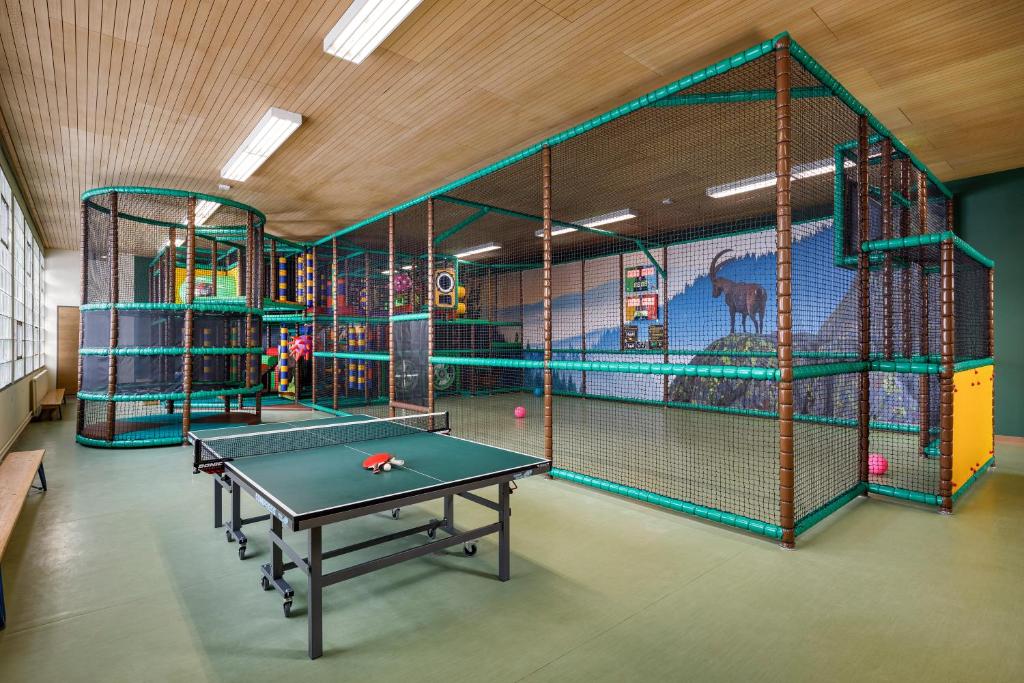 Stolní tenis v ubytování Hotel Sport Klosters nebo okolí