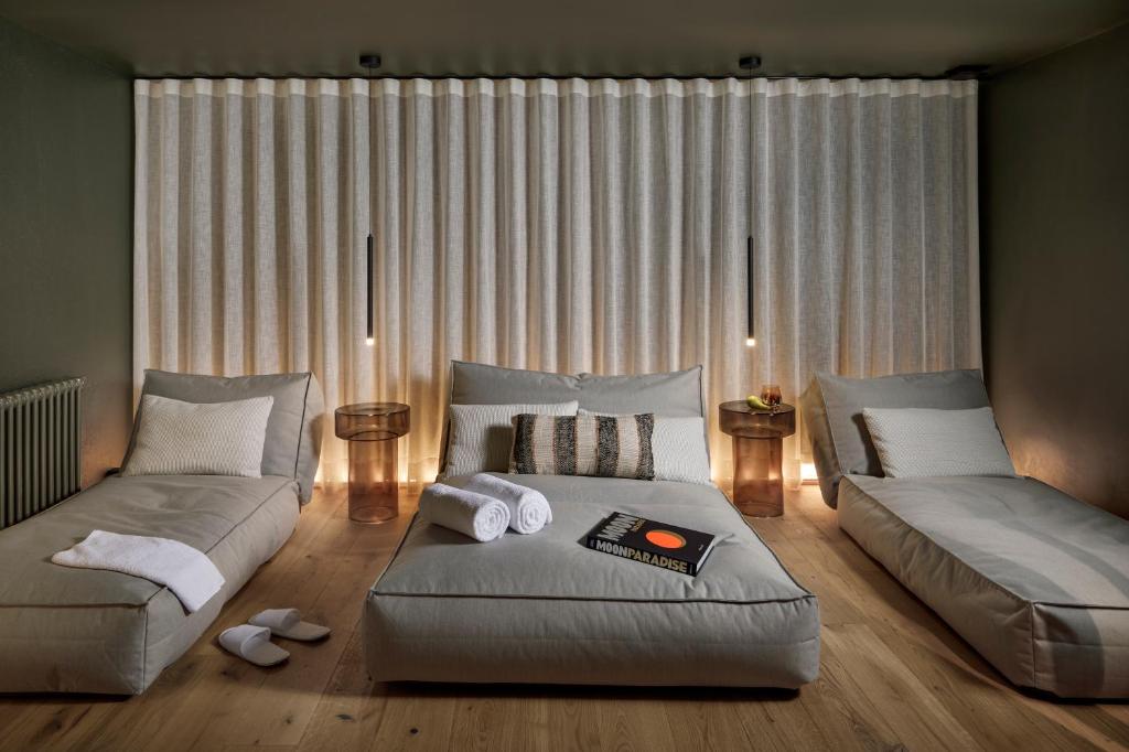 Postel nebo postele na pokoji v ubytování Hotel Sport Klosters
