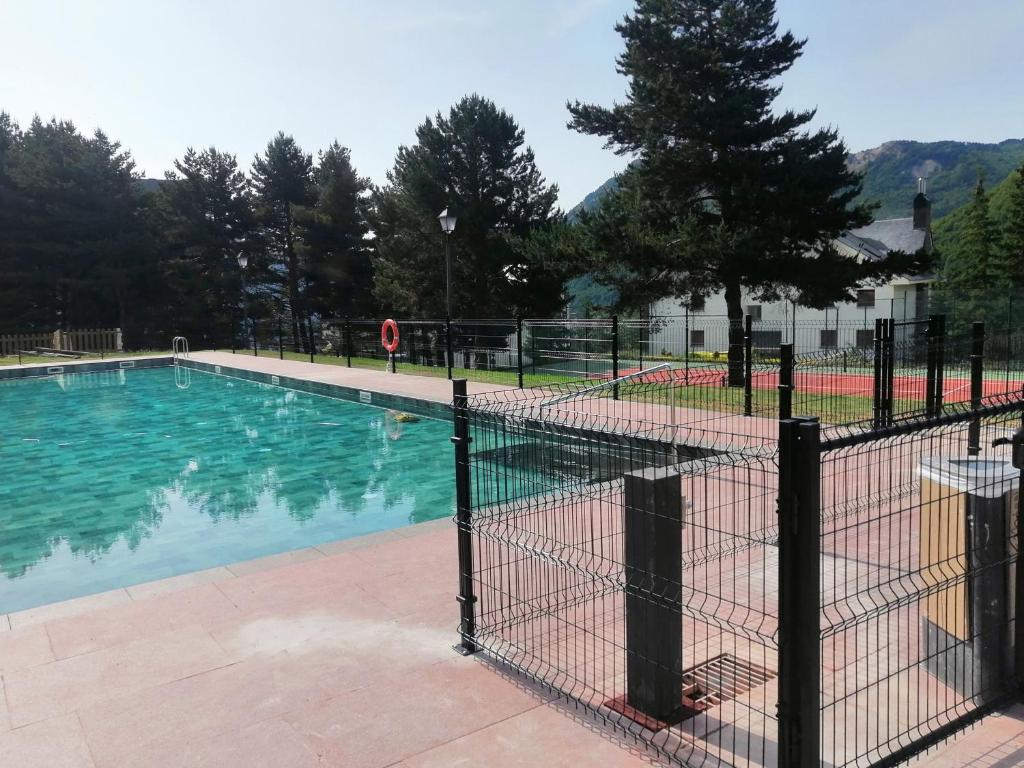 Bazén v ubytování Apartamentos 3000 Formigal nebo v jeho okolí