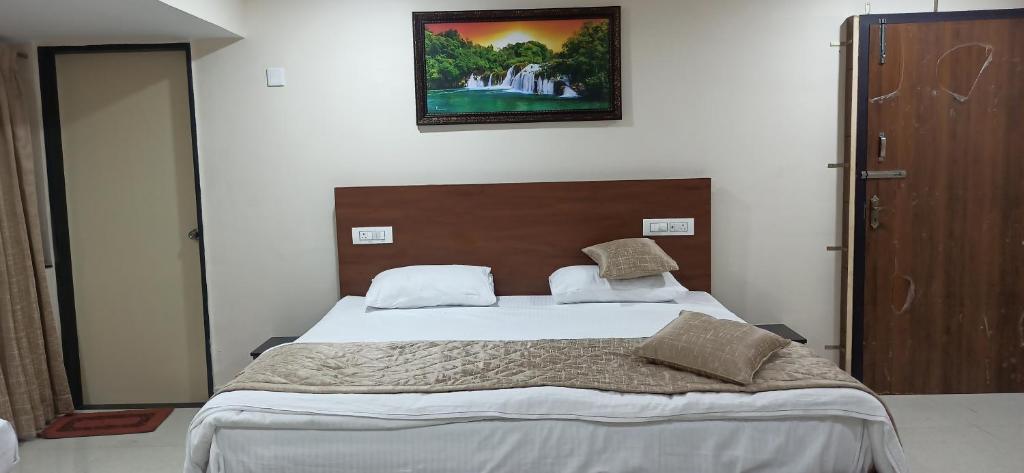 Postel nebo postele na pokoji v ubytování Kuber Residency