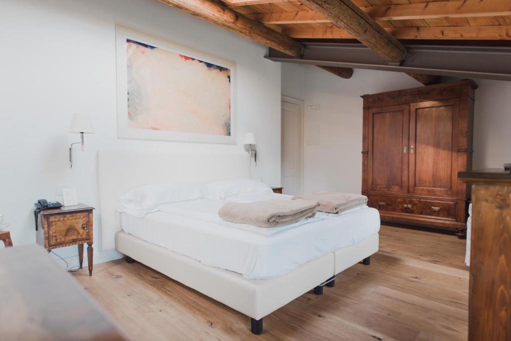 Postel nebo postele na pokoji v ubytování Relais Corte Guastalla Apartments