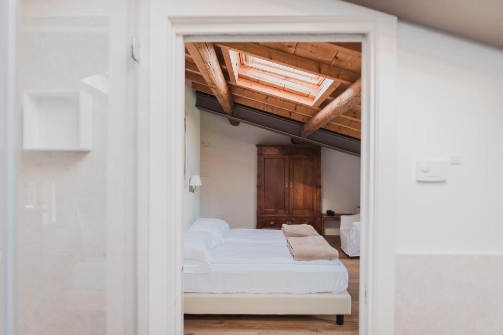 Postel nebo postele na pokoji v ubytování Relais Corte Guastalla Apartments