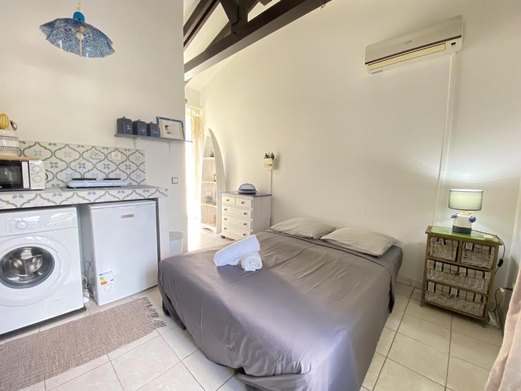 Postel nebo postele na pokoji v ubytování Studio Piscine Privée - 1 min à pied de la plage
