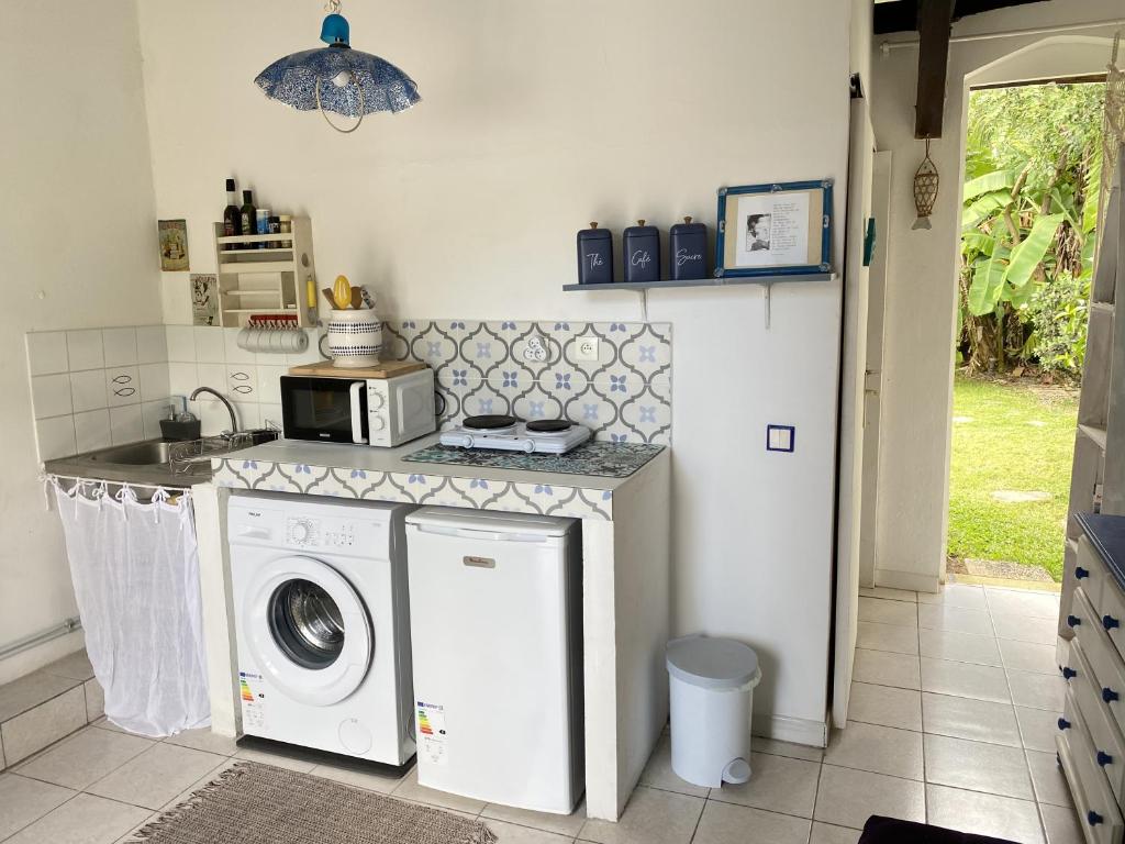 Kuchyň nebo kuchyňský kout v ubytování Studio Piscine Privée - 1 min à pied de la plage