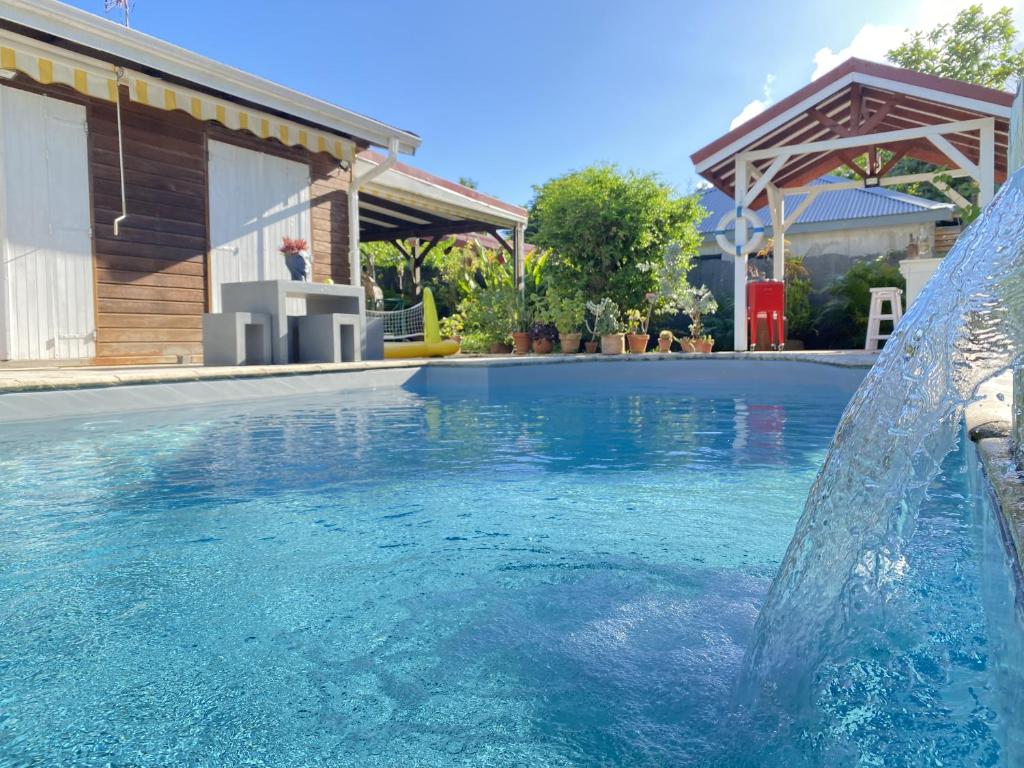 Bazén v ubytování Studio Piscine Privée - 1 min à pied de la plage nebo v jeho okolí