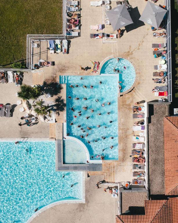 Bazén v ubytování Camping Lou Broustaricq nebo v jeho okolí