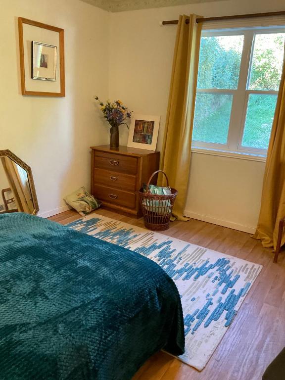 - une chambre avec un lit, une fenêtre et une commode dans l'établissement Studio privatif DATCHA, à Saint-Germain-en-Laye