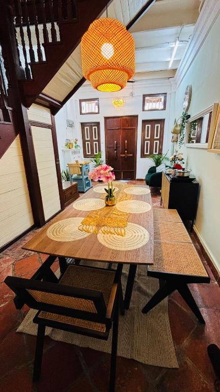Posezení v ubytování The Bibik at 8 Clarke -NEW Entire #Unesco #HeritageHome