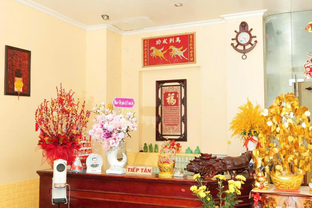 una tienda con jarrones de flores en un mostrador en Thanh Nhàn 1 Hotel Cà Mau - by BAYLUXURY, en Xóm Lơn