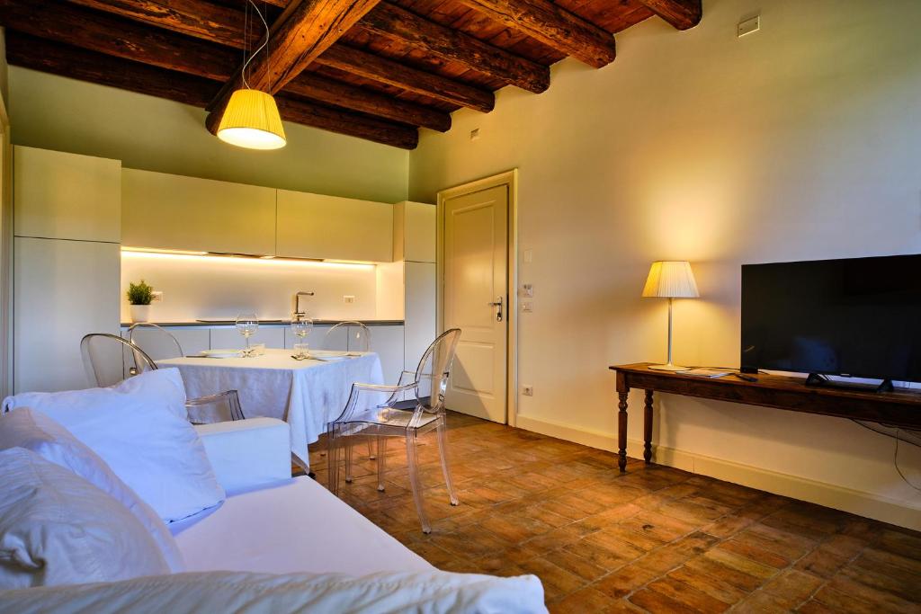 TV a/nebo společenská místnost v ubytování Relais Corte Guastalla Apartments