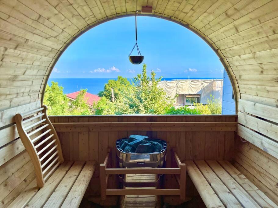 宮加三にあるSauna & Sea ATAMIのアーチ型の窓とグリルが備わる屋外ルーム