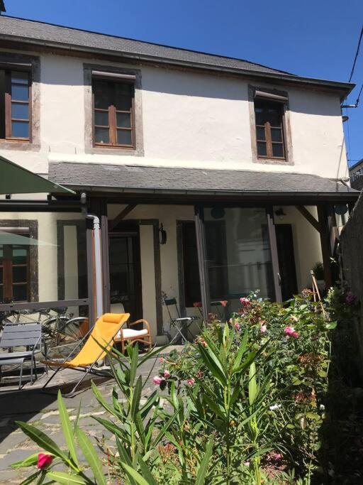 une maison avec une cour agrémentée de chaises et de fleurs dans l'établissement Pyrenean charm - Veranda - outdoor courtyard, à Bagnères-de-Bigorre