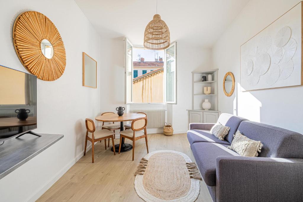 un salon avec un canapé et une table dans l'établissement 16 FORV - Apartment for 4 people City center - 300m Palais, à Cannes
