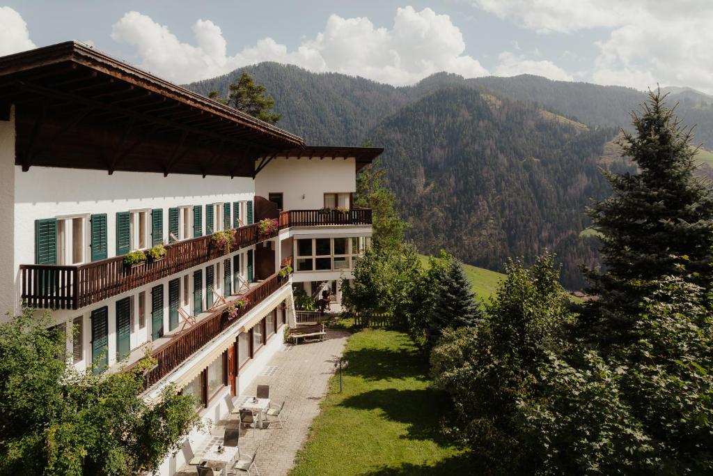 Nespecifikovaný výhled na hory nebo výhled na hory při pohledu z hotelu