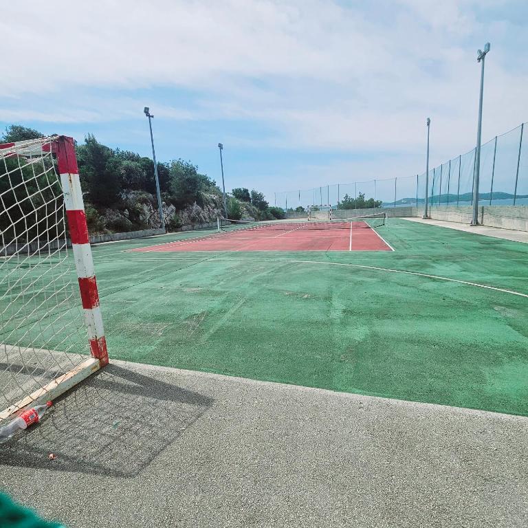 Tenis a/nebo squash v ubytování FM mobile - Oaza mira, Drage nebo okolí
