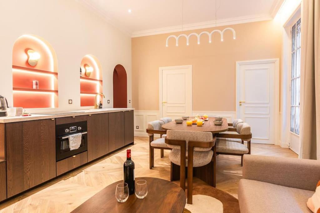 un salon avec une table et une cuisine dans l'établissement Luxe Rouvet I Netflix I Calme, à Paris