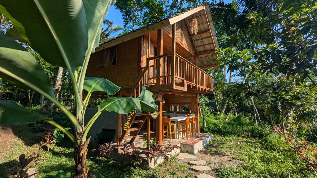 テテバトゥにあるVilla Lunaのバルコニーとテーブルが前にある家