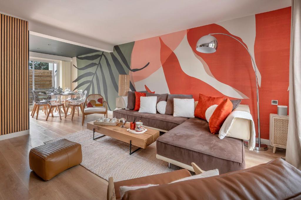 un salon avec un canapé et une table dans l'établissement 200m de la plage - Grande maison pour 6 adultes et 2 enfants, à La Baule-les-Pins