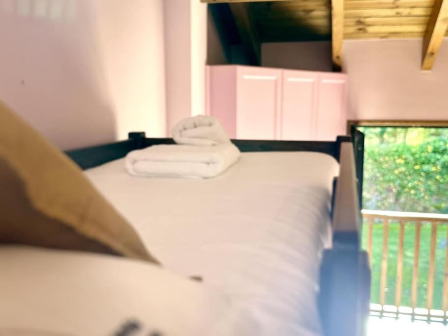 Postel nebo postele na pokoji v ubytování Mas Can Serra, casa a Queixans