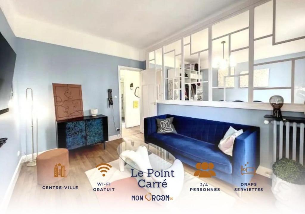 un salon avec un canapé bleu dans une pièce dans l'établissement Le point carré - Smart & Cosy - Centre-Ville, à Troyes