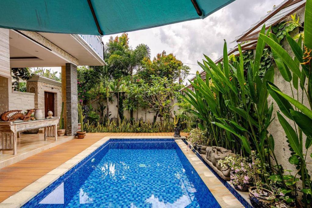 une piscine au milieu d'une cour dans l'établissement Villa Naga, pool, Kitchen, terace and garden, à Kerobokan