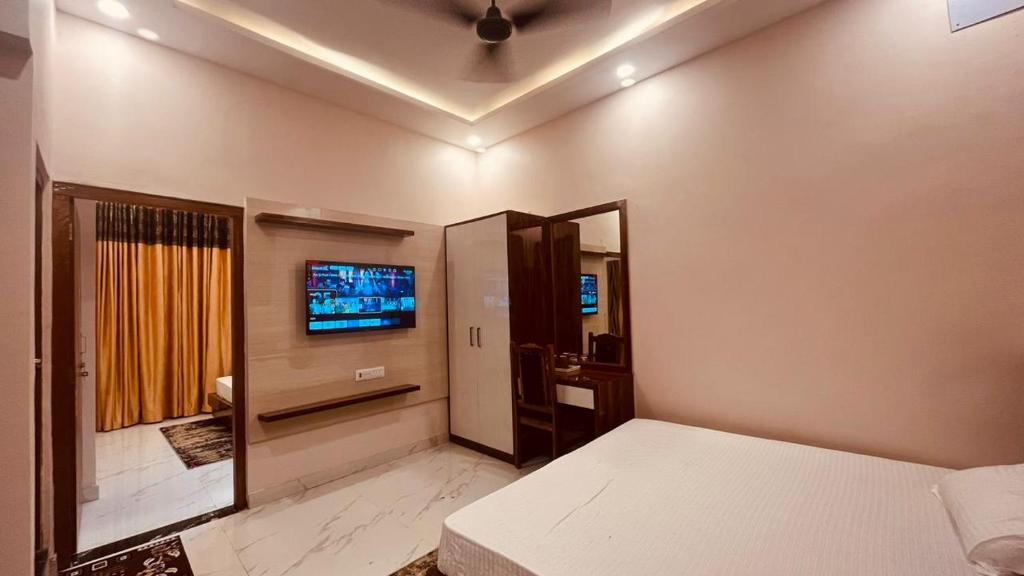 Postel nebo postele na pokoji v ubytování Hotel Ram Anandam Inn
