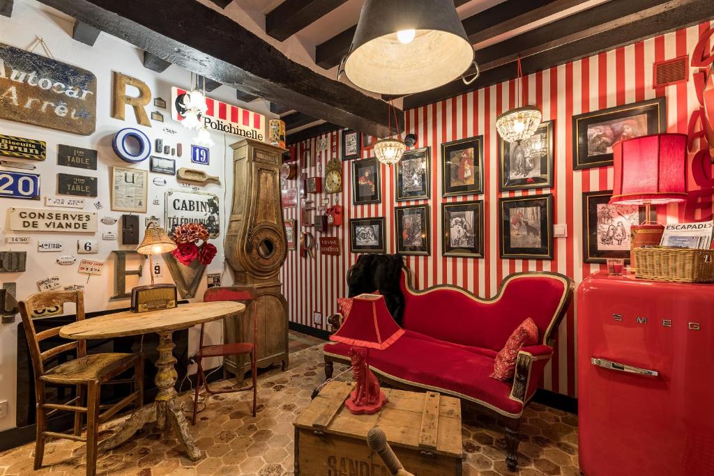 Cette chambre est dotée d'un mur rayé rouge et blanc. dans l'établissement Les Petites Suites Dieppoises - La Tanière du Loup, à Dieppe