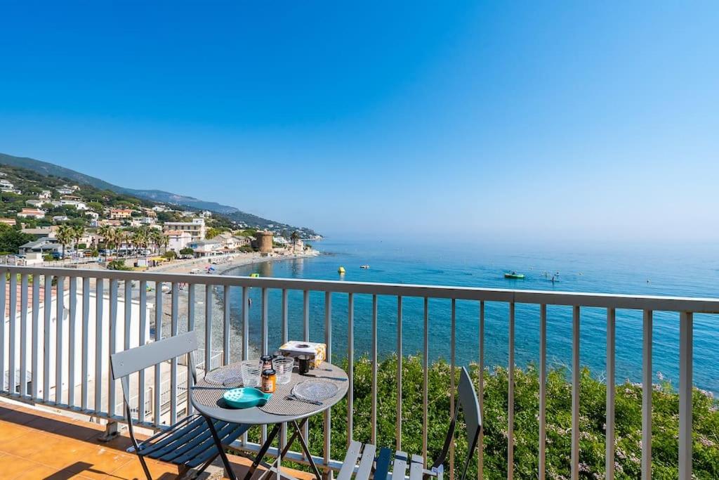 - une table sur un balcon avec vue sur l'océan dans l'établissement Casa Rêve de Mer, à San-Martino-di-Lota