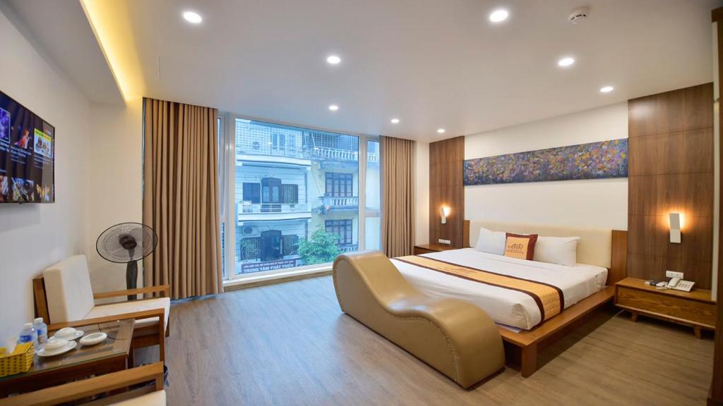 Postel nebo postele na pokoji v ubytování Sắc Màu Hotel Hn - by BAY LUXURY