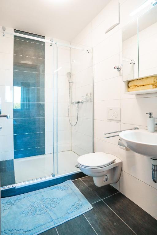 Koupelna v ubytování Hotel am Schafbaum
