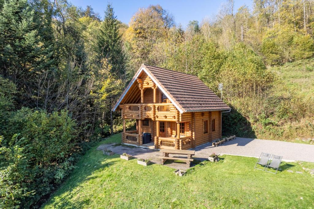 an overhead view of a log cabin in the woods at Chalet des Noisetiers - Magnifique vue montagne in Cornimont