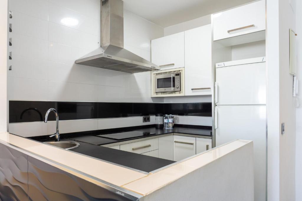 Kuchyňa alebo kuchynka v ubytovaní Beach Apartment Guadalmar