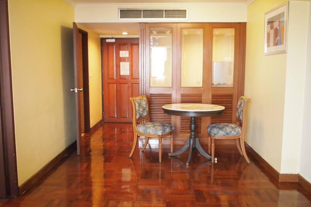 Gambar di galeri bagi Spacious room in Sukhumvit Nana di Bangkok