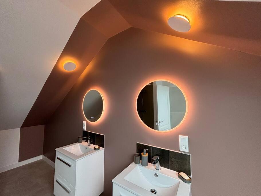 ein Badezimmer mit Waschbecken und Spiegel in der Unterkunft L'embrun - maison harmonieuse - proche de la mer in Guidel