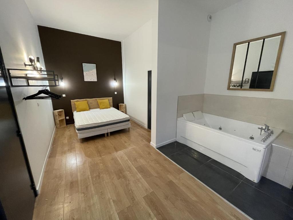 a room with a bed and a bath tub at Calais Wilson 2 - Studio Balneo 2p in Calais