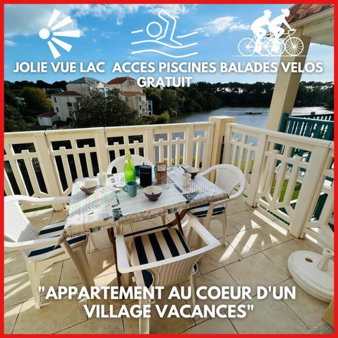 une table et des chaises en bois sur une terrasse avec une table et des chaises dans l'établissement 