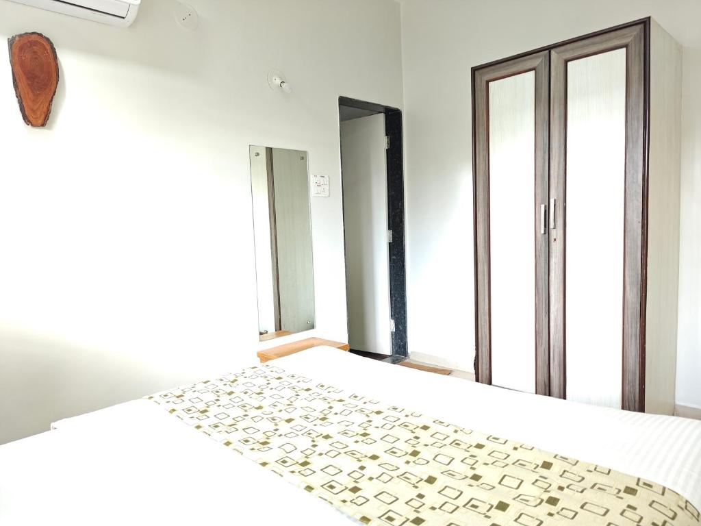 Postel nebo postele na pokoji v ubytování Chandralok Service Apartments