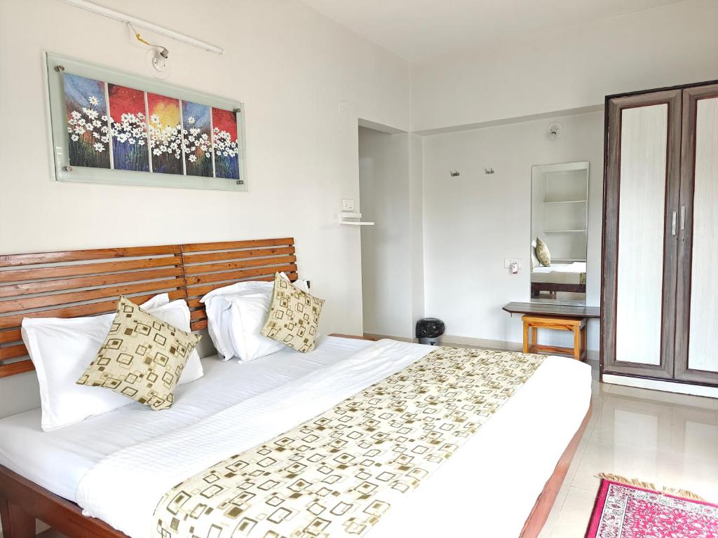 Postel nebo postele na pokoji v ubytování Chandralok Service Apartments