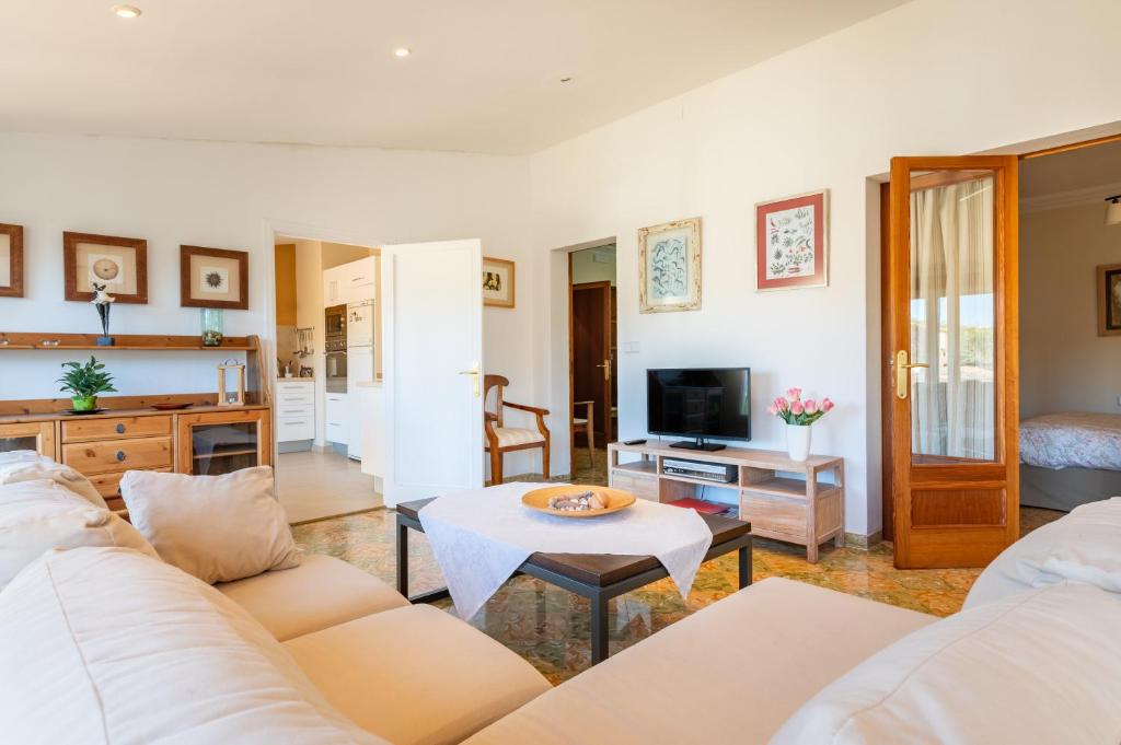 ein Wohnzimmer mit Sofa und Tisch in der Unterkunft Binibonaire in Binissalem