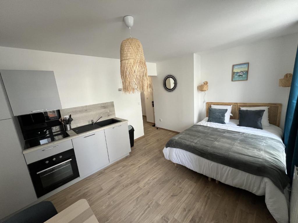 une chambre avec un lit et un lavabo dans l'établissement Esprit Maritime - 2p centre-ville, Place Dalton, à Boulogne-sur-Mer