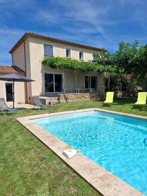 une piscine devant une maison dans l'établissement Villa Leis Moelos, à Beaumes-de-Venise