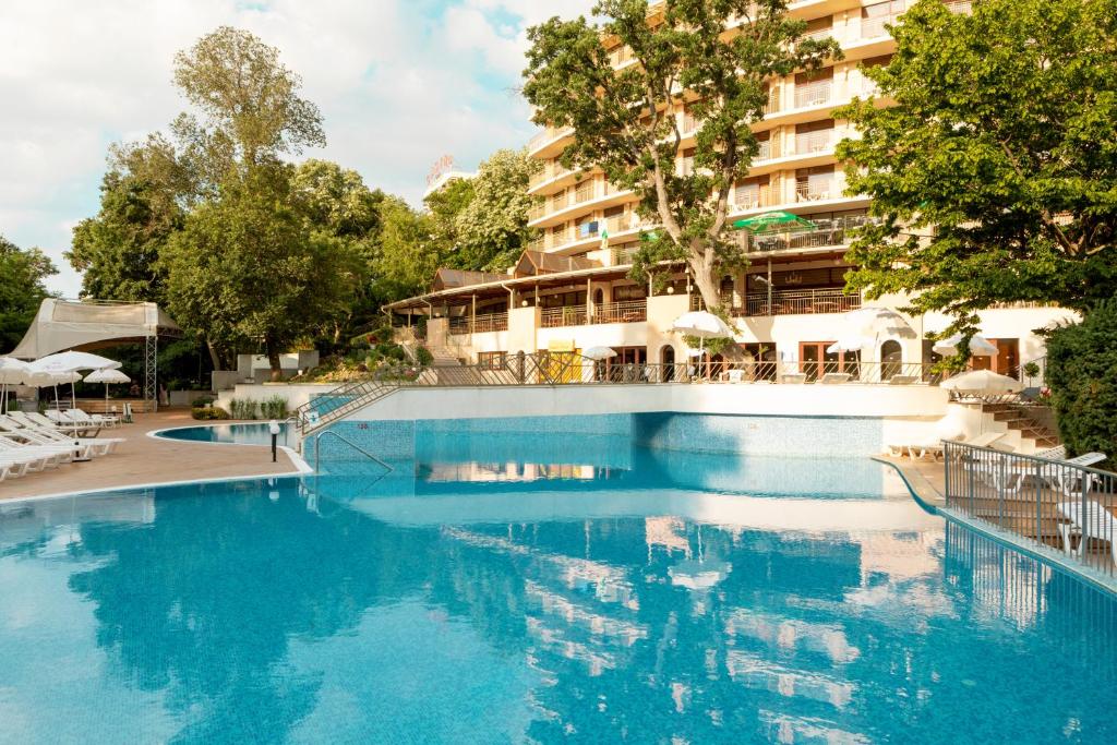 Bazén v ubytování Kristal Hotel - All inclusive - Fully renovated rooms 2025 nebo v jeho okolí