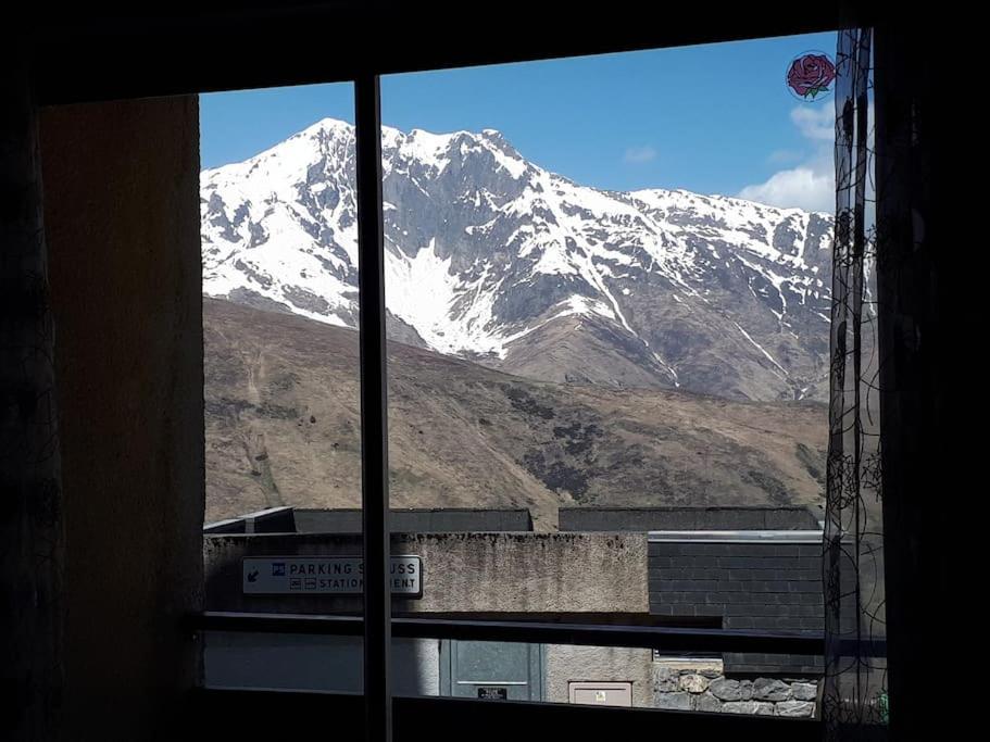 - une vue sur une montagne enneigée depuis une fenêtre dans l'établissement Saint lary soulan pied des pistes du Plat d Adet, à Cadeilhan-Trachère