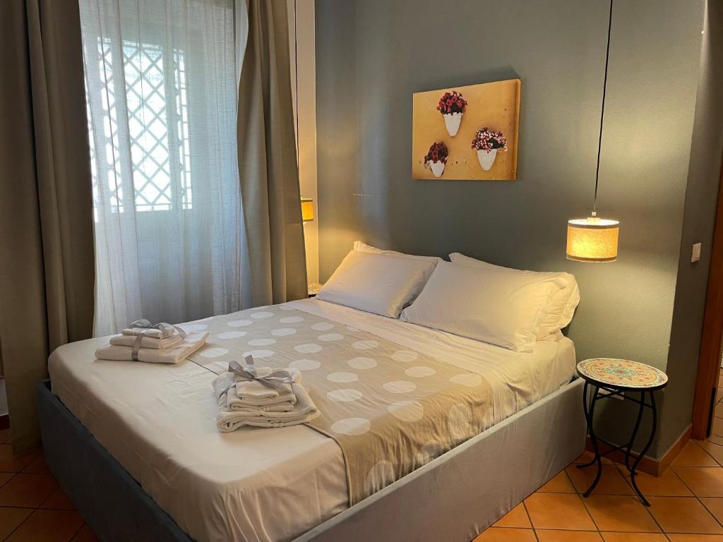 een slaapkamer met een bed met handdoeken erop bij Bnb San Barnaba in Catania