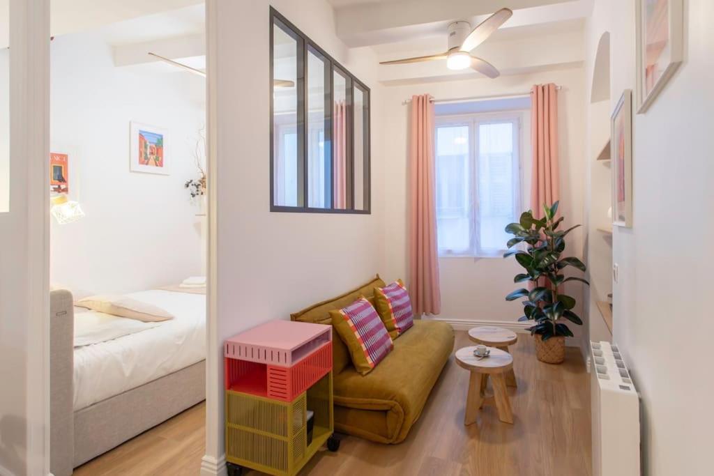 un salon avec un canapé et un lit dans l'établissement L59 Appartment La Loge Vieux Nice, central AC & WIFI, à Nice